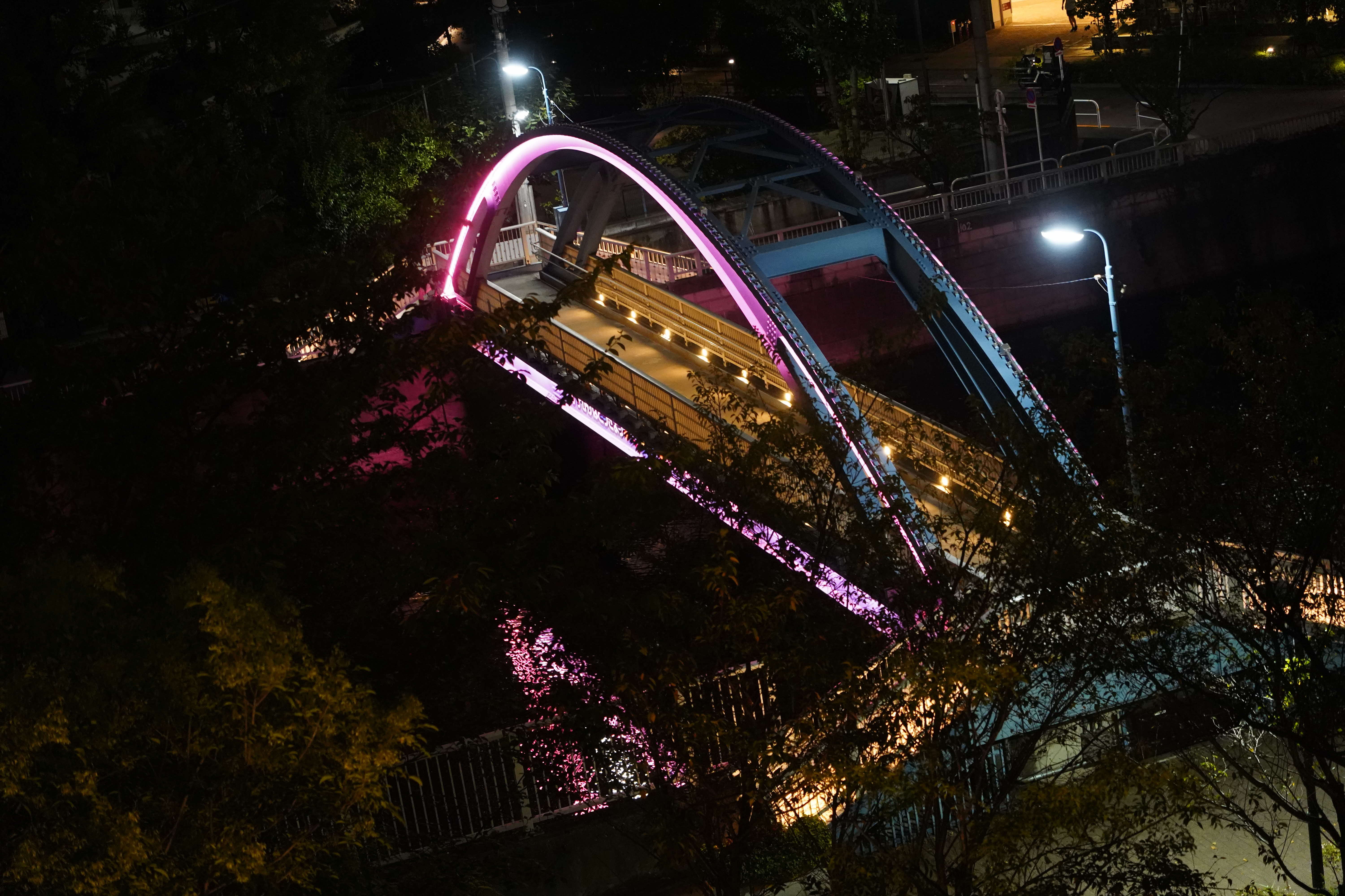 ライトアップされた橋を上から撮った写真