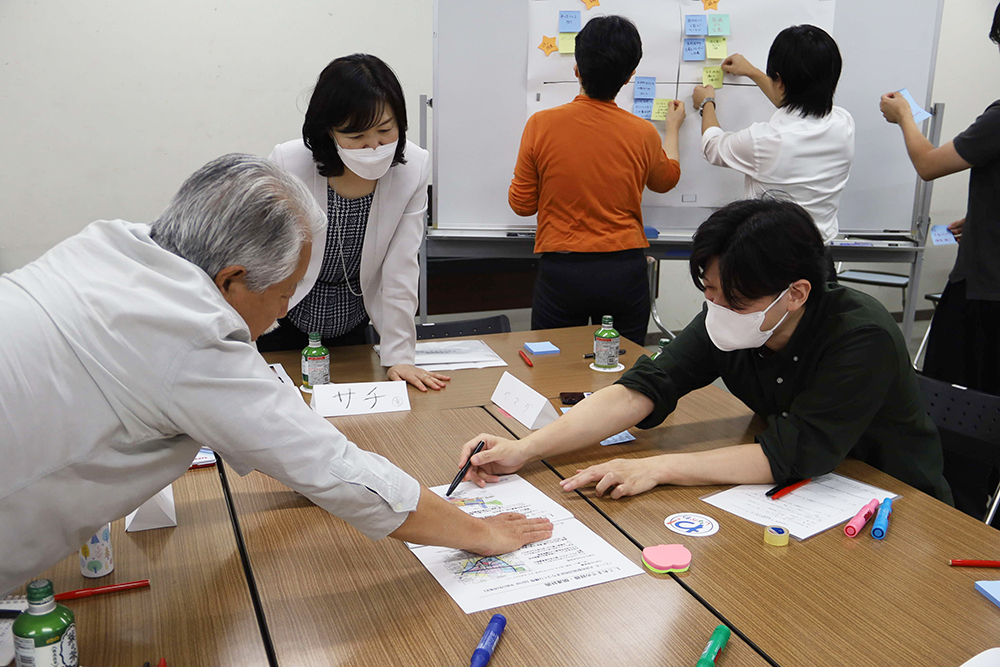 資料を指さしながら意見を交わしている画像