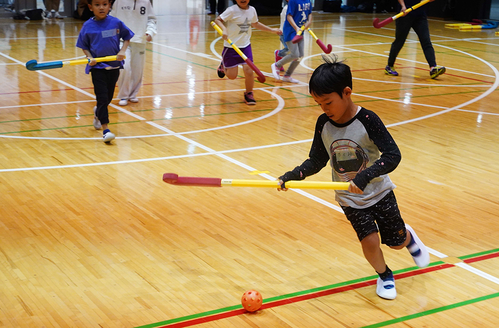 試合をしている男の子の画像