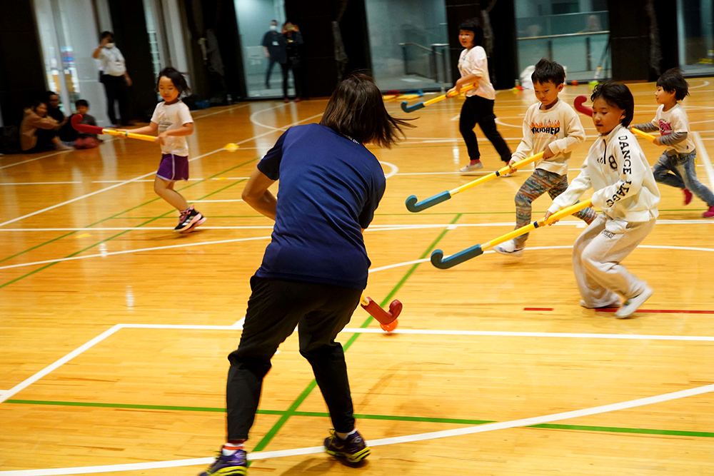 子ども対コーチの試合の画像