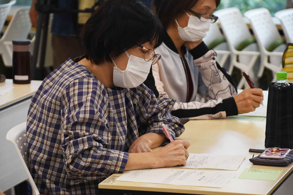 メモを取っている参加者の様子の写真