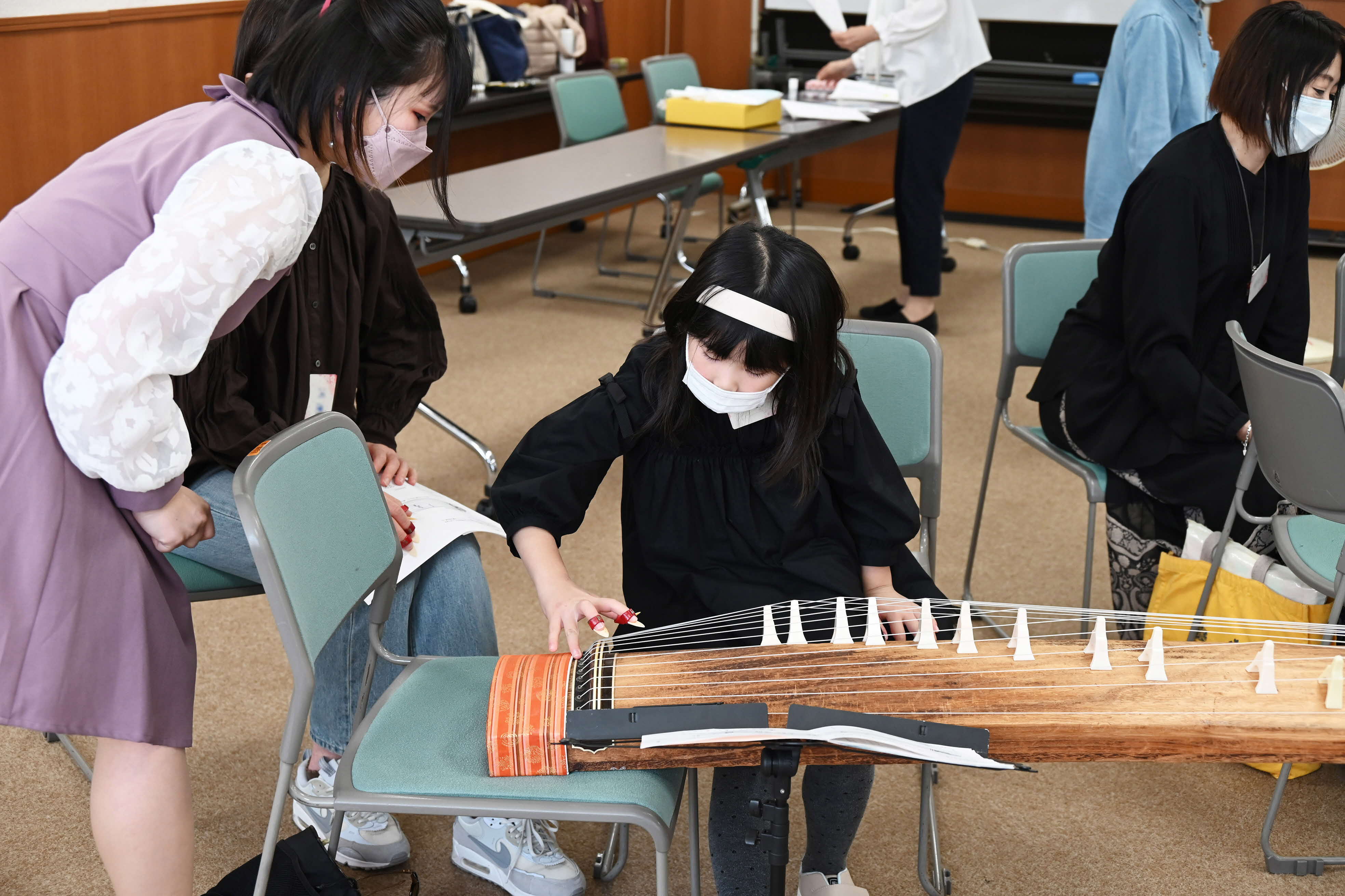 音を出している様子の写真