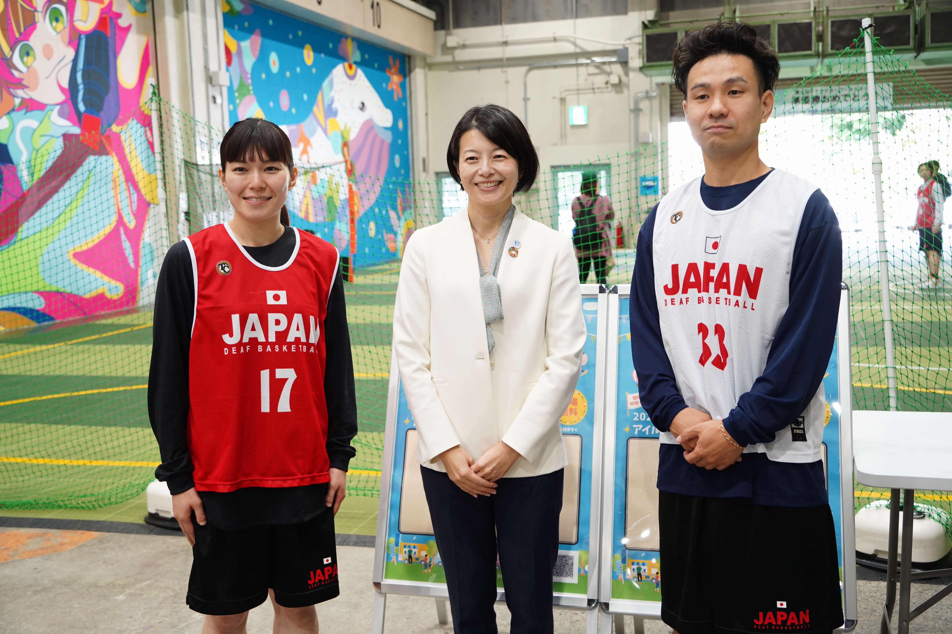 森澤区長とデフバスケ代表選手の写真