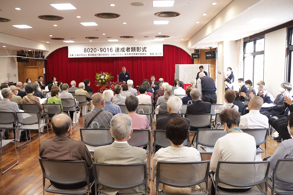 荏原歯科医師会の会長があいさつする会場広めの画像