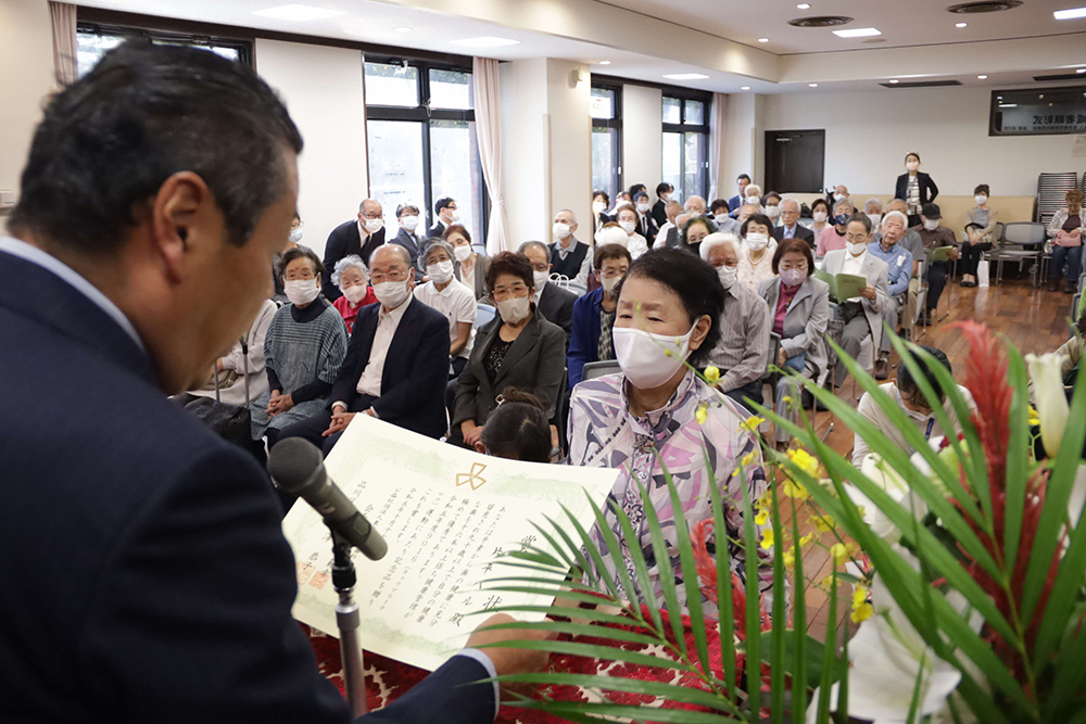 荏原歯科医師会の会長が表彰状を読み上げる画像