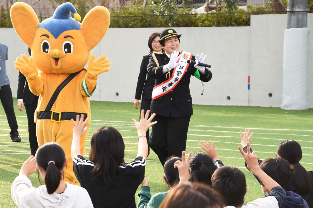 大島さんとピーポ君が入ってくる様子の写真