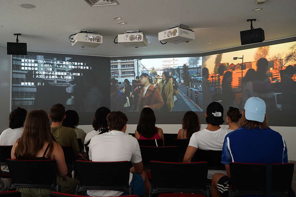 シアタールームで東日本大震災の映像などを視聴している画像