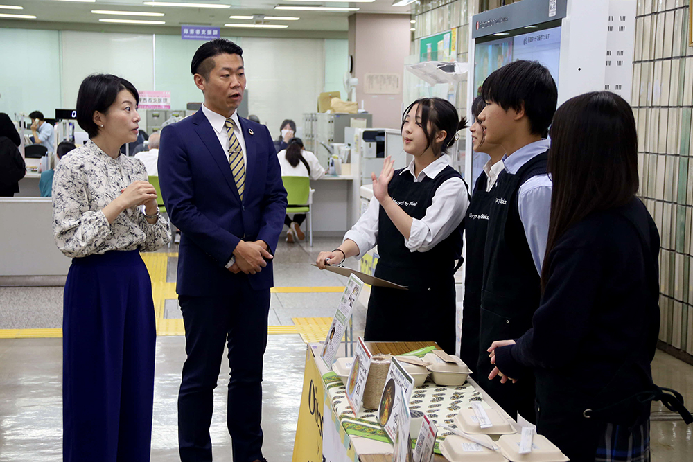 生徒たちと会話する森澤区長と青田校長の画像