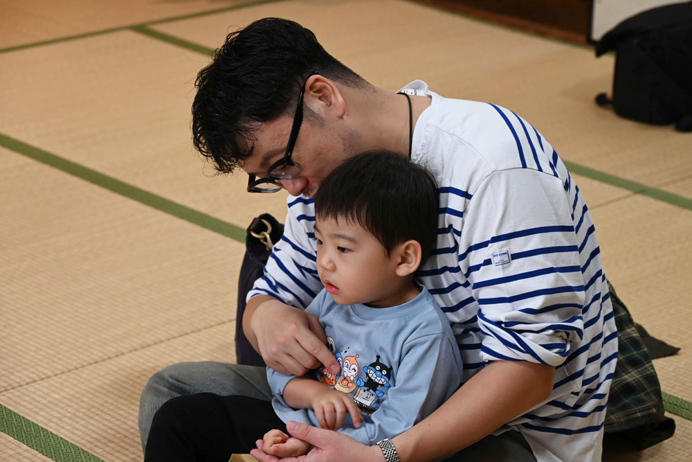 子どもの体をタッチして遊んでいる様子の写真