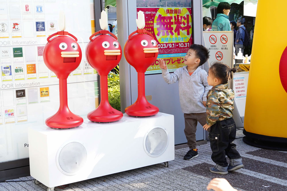 クラッピーと戯れている様子の写真