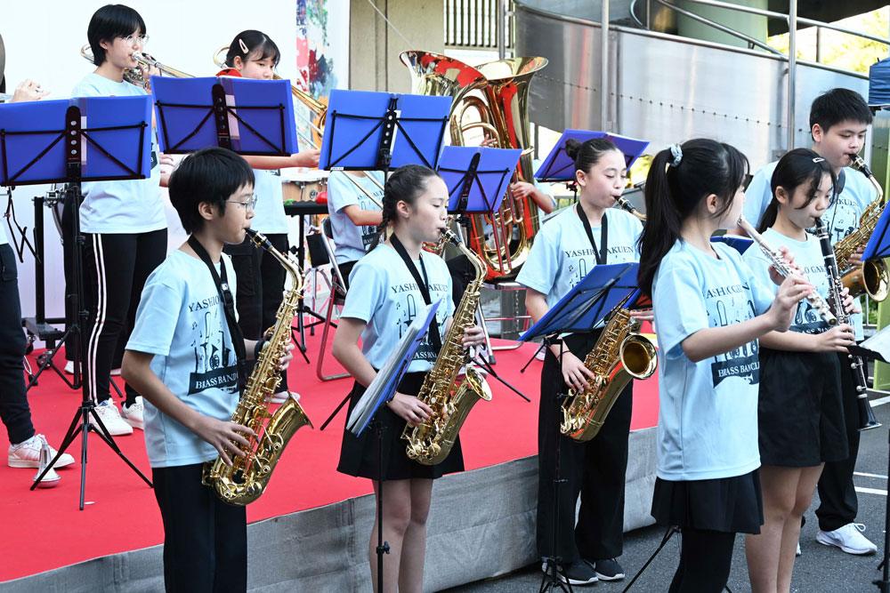 八潮学園の生徒が演奏している様子の写真