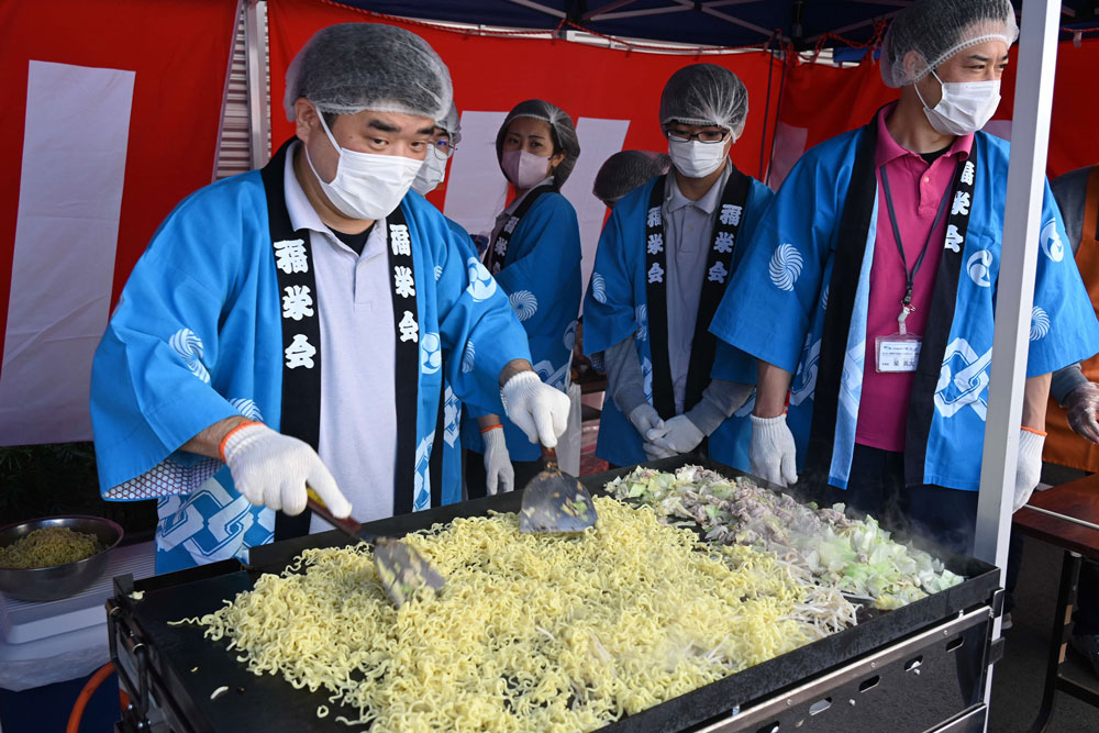 焼きそばを作っている様子の写真