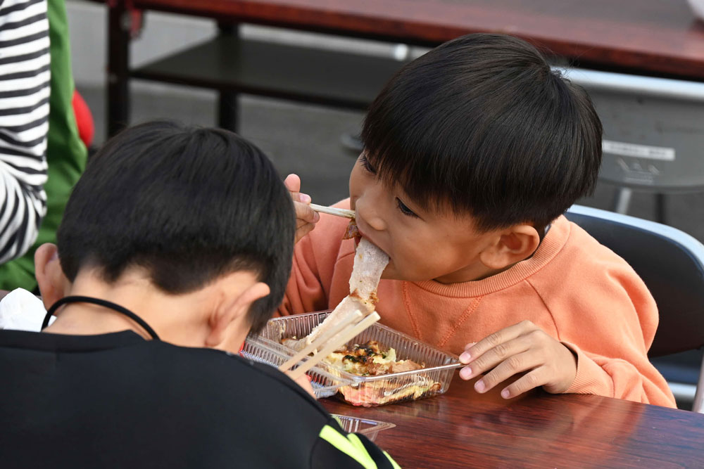 ご飯をほおばっている様子の写真