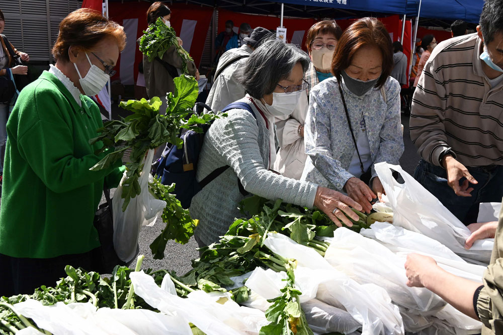 野菜を買っている様子の写真