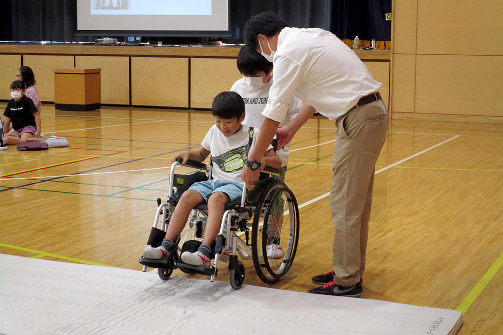 車いすで段差を乗り越えている画像