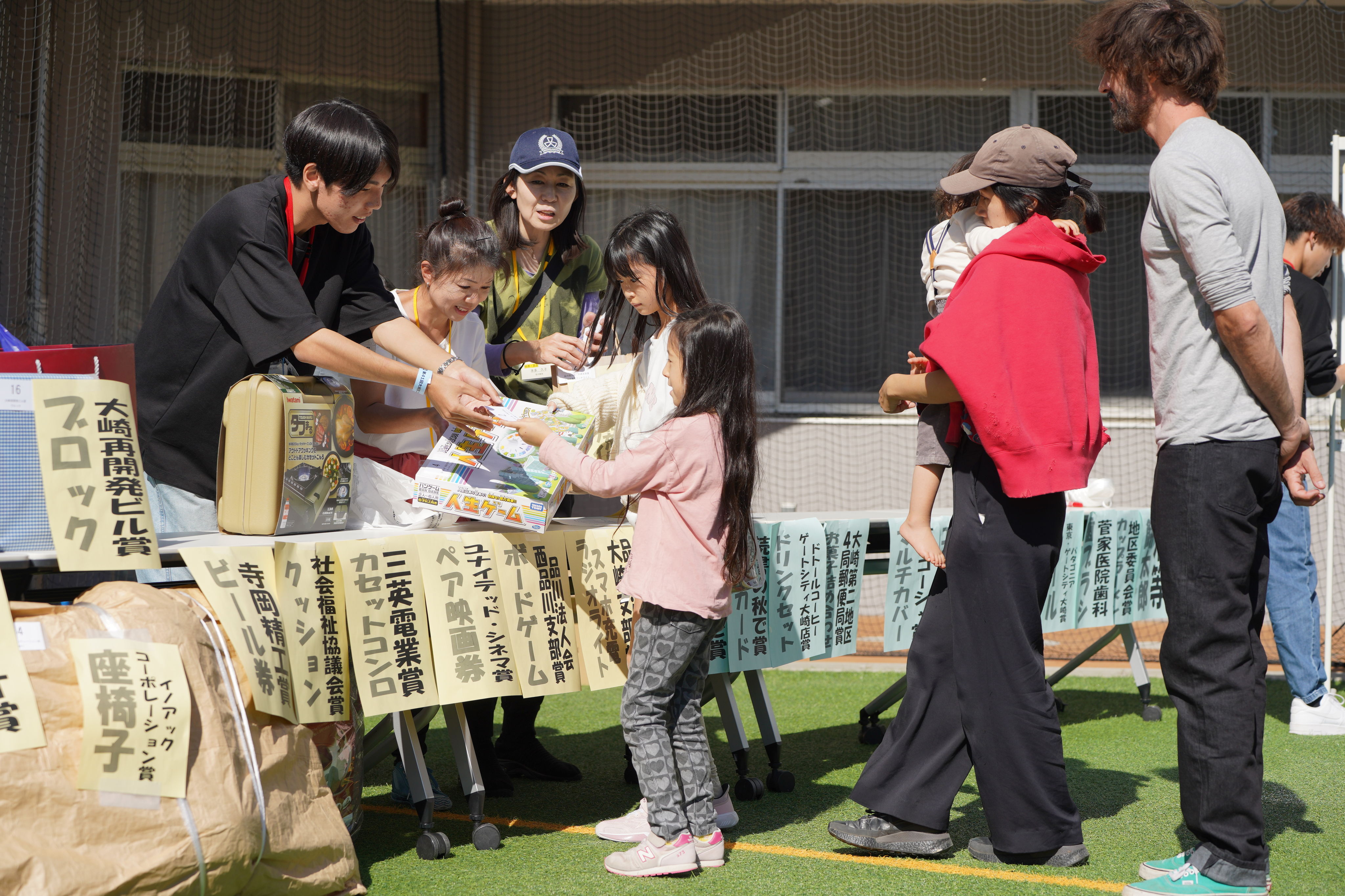 当選者に賞品を渡しています