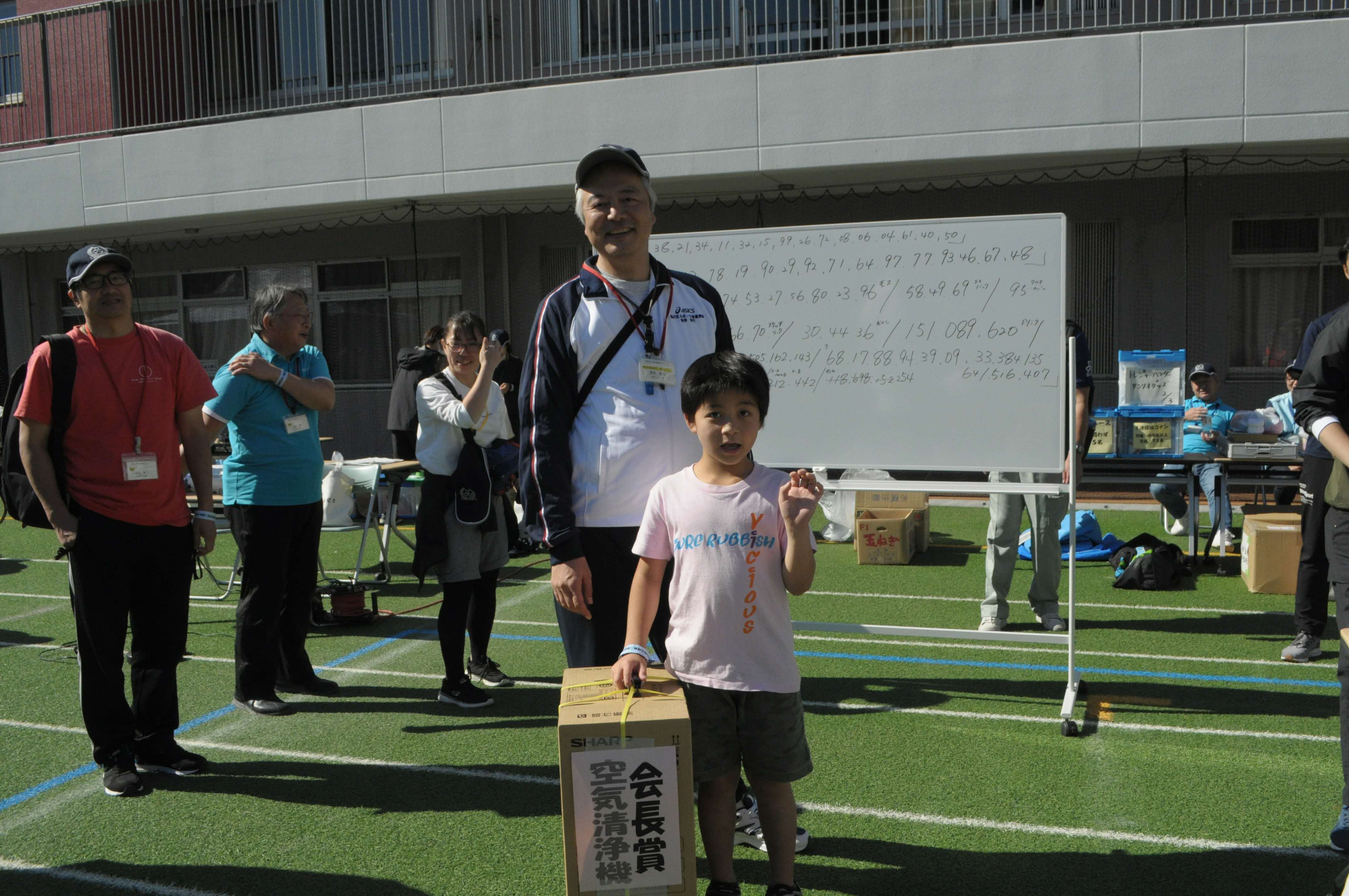 会長賞が当たり、根岸会長と記念撮影