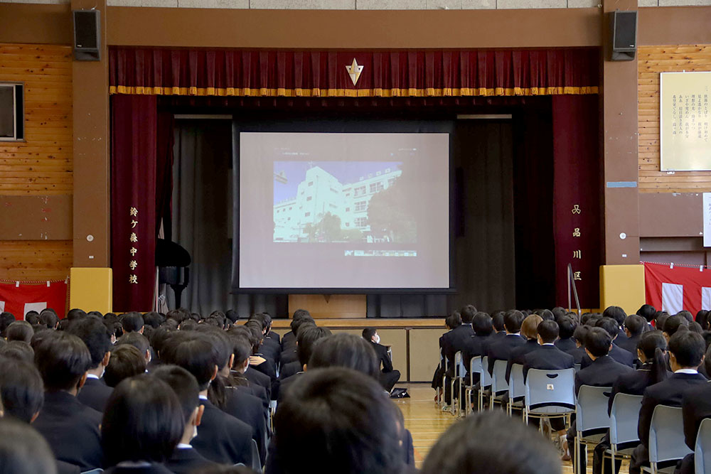 生徒会が作成した学校紹介動画を見る生徒たちの写真