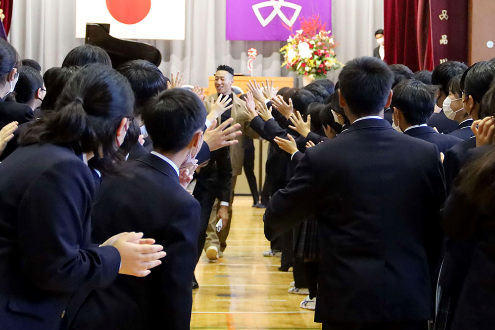 生徒たちに見送られる関口さんの写真