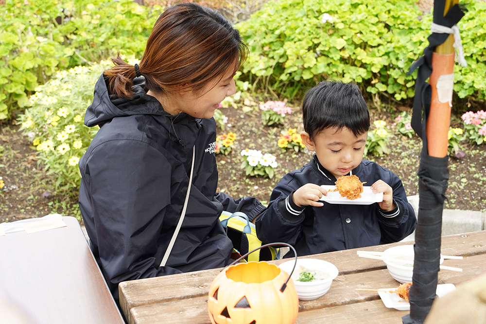 食べ物を楽しんでいる親子の画像