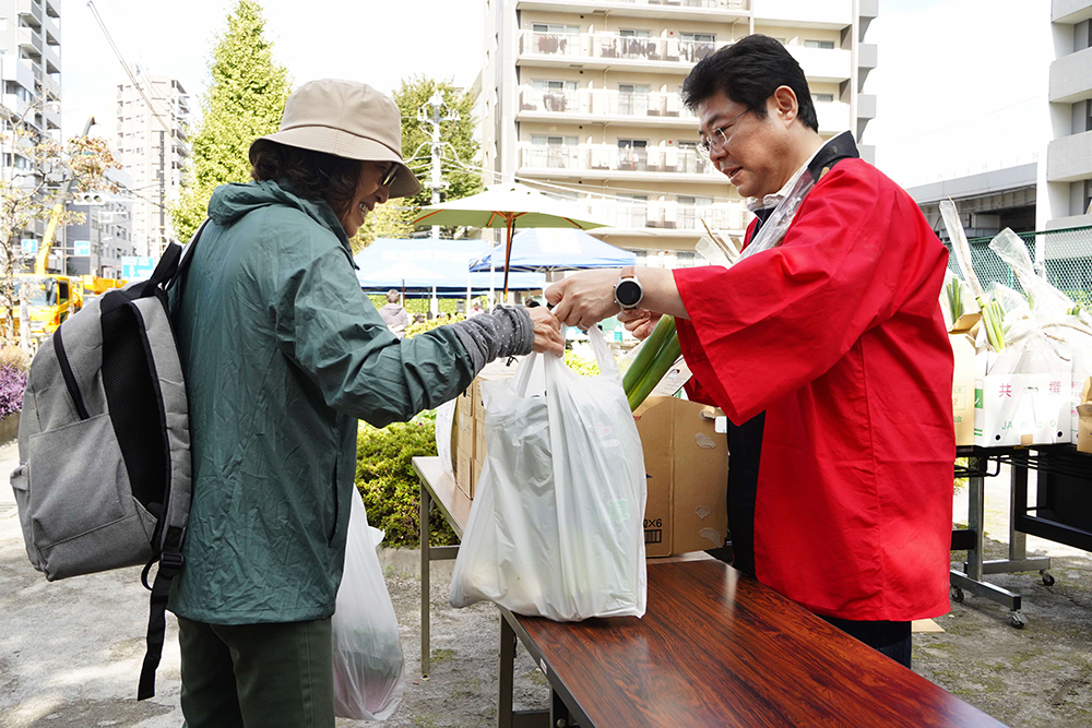 野菜を受け取っている区民の画像