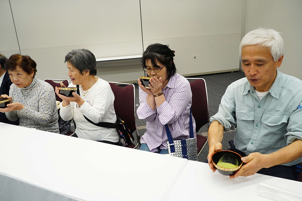 お茶席でお茶を楽しんでいる来場者の画像