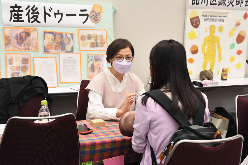 産後相談をしている様子の写真