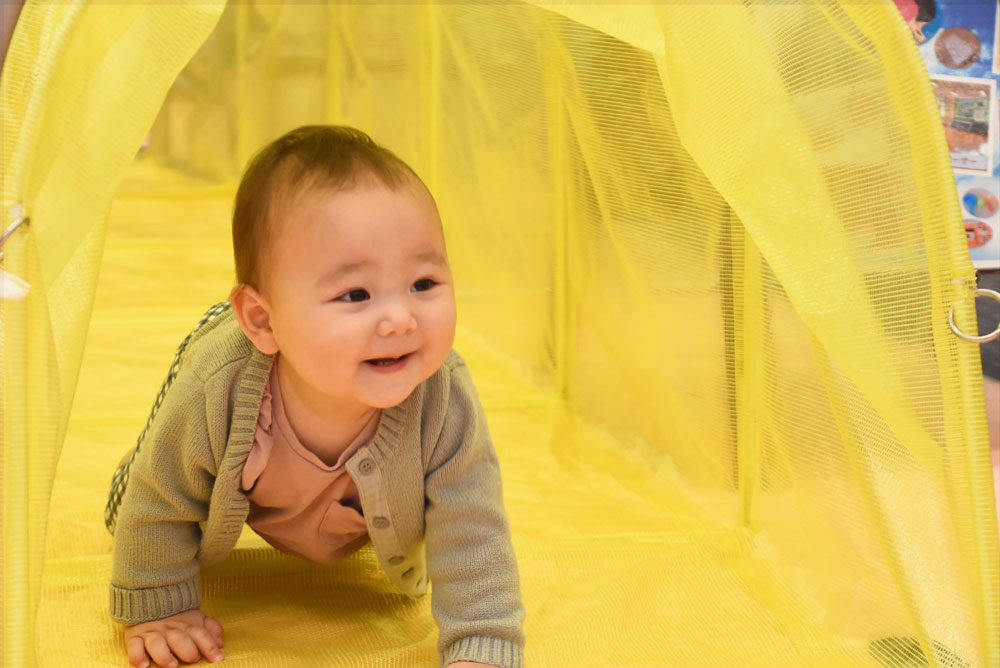 トンネルをくぐっている子どもの写真