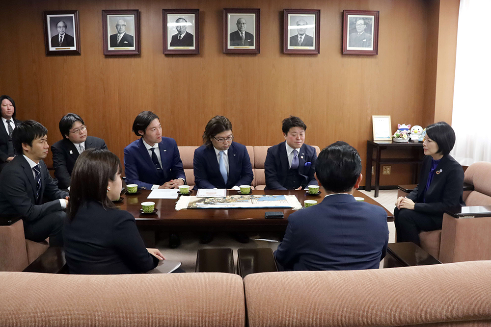 森澤区長と日本青年会議所の方々の写真