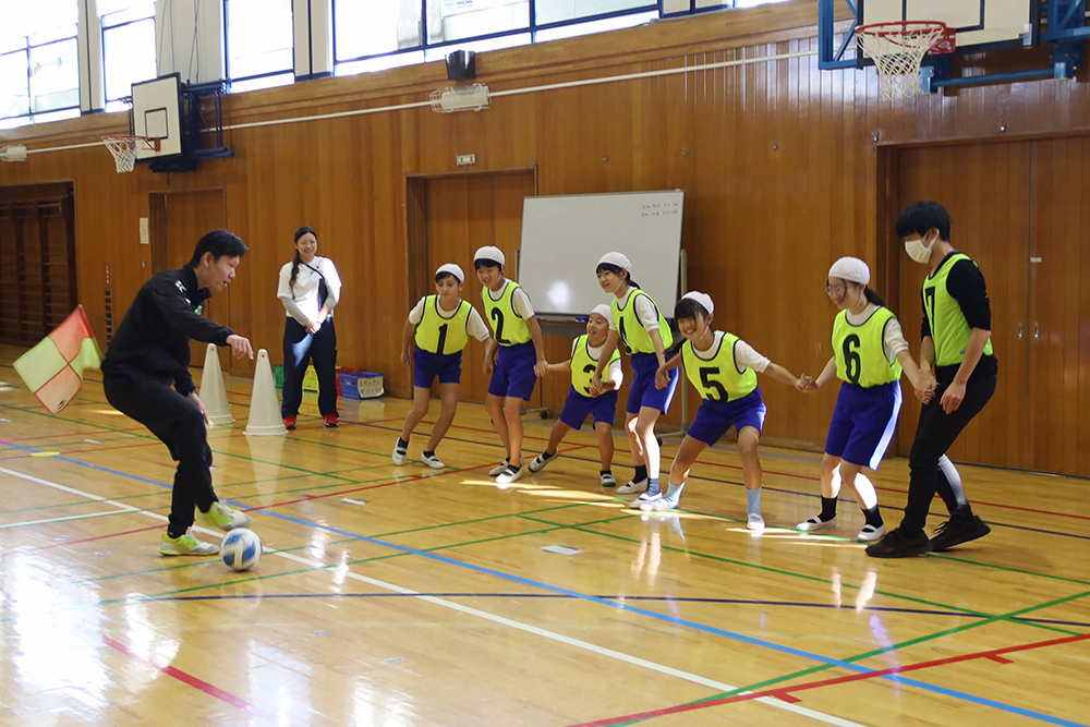 子どもたちとサッカーを楽しんでいる植松監督の画像