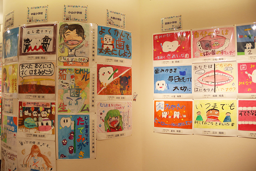 壁に並ぶ作品たちの画像