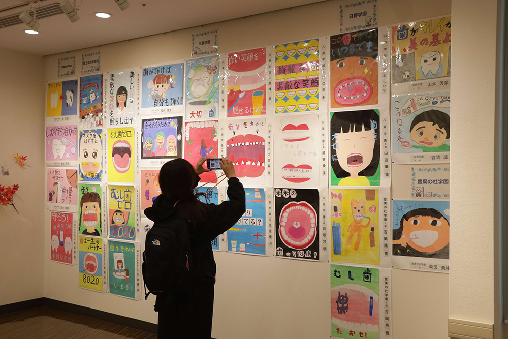 作品の写真を撮っている人の画像