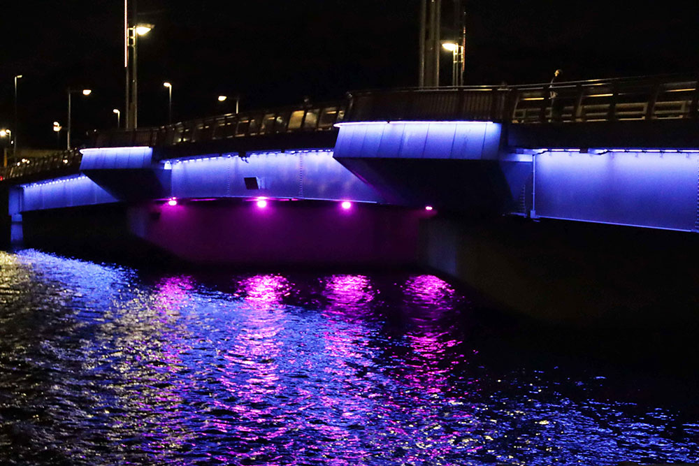 パープルにライトアップされた勝島橋の画像