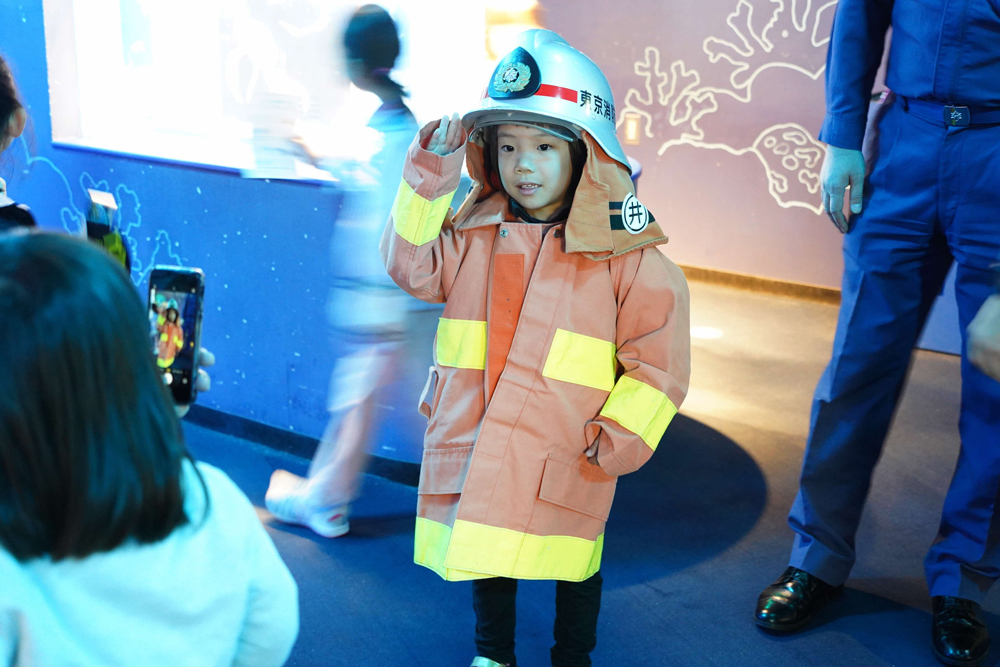 消防服を着ている男の子の写真