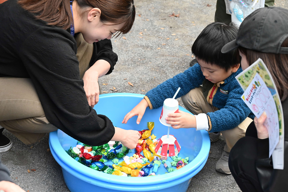 縁日で遊んでいる様子の写真