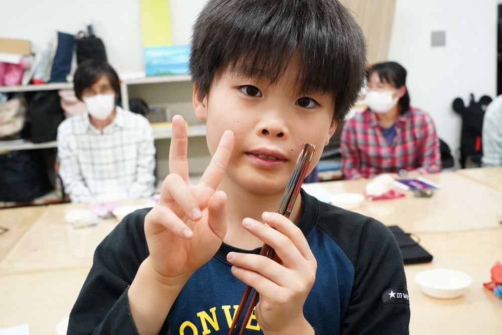 削った橋を見せてくれている男の子の写真