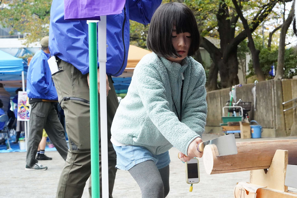 木をのこぎりで切っている様子の写真