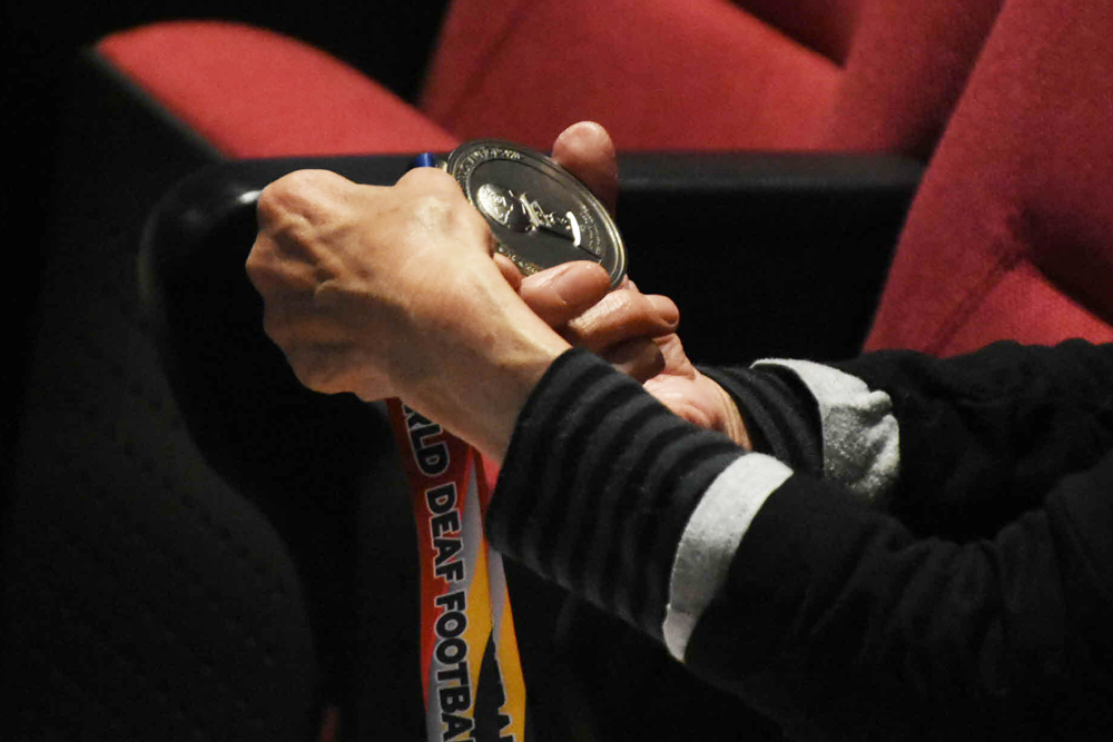 メダルを見ている参加者の写真