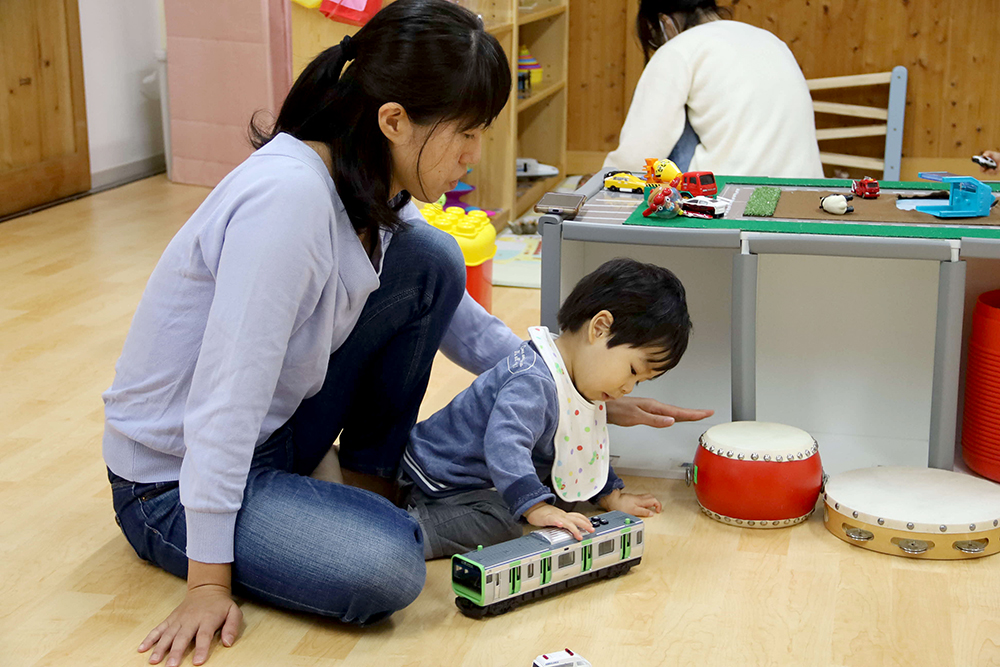 電車のおもちゃで遊んでいる子どもの画像