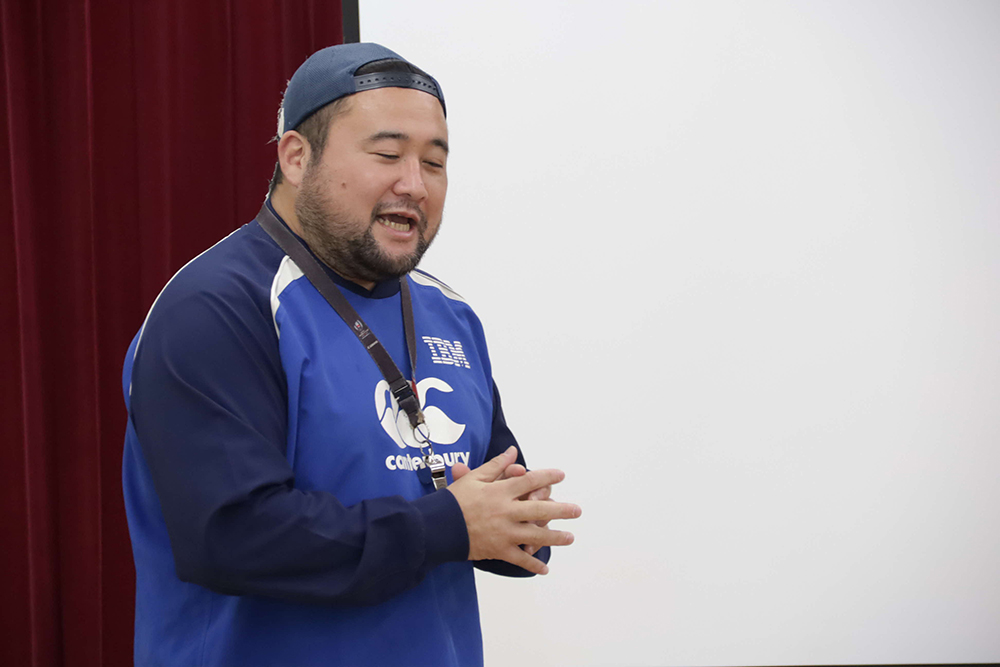 ラグビーについて話をする講師の西山さんの画像