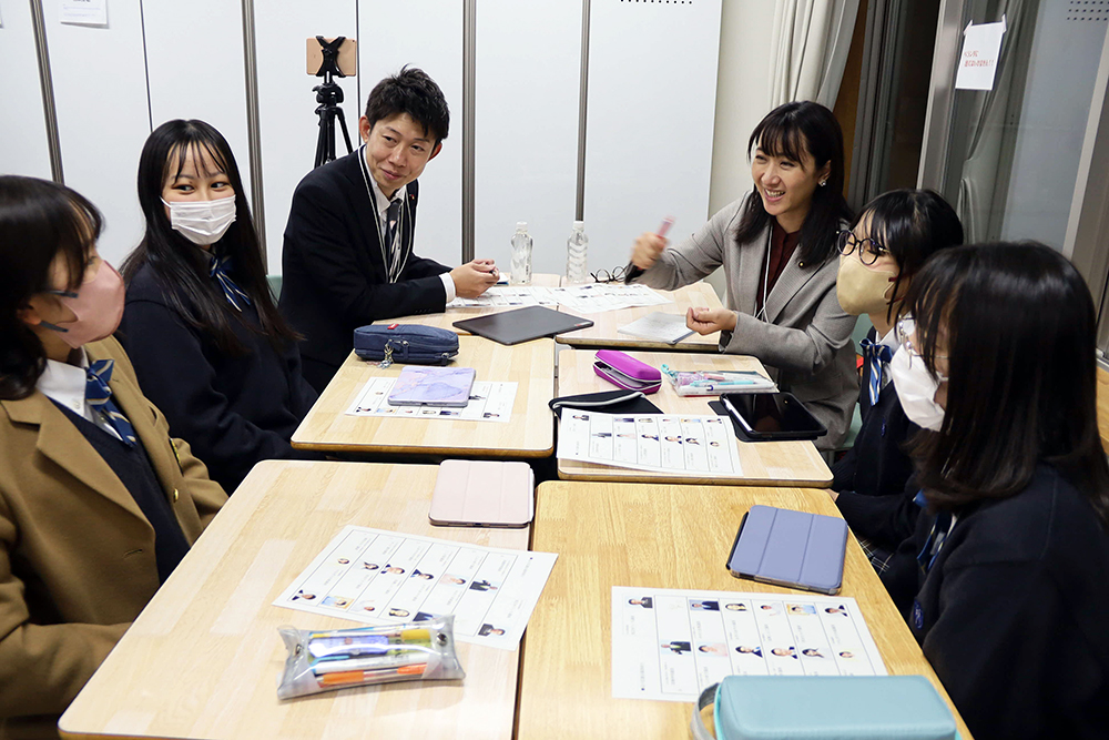 和やかな雰囲気の中のグループワーク写真