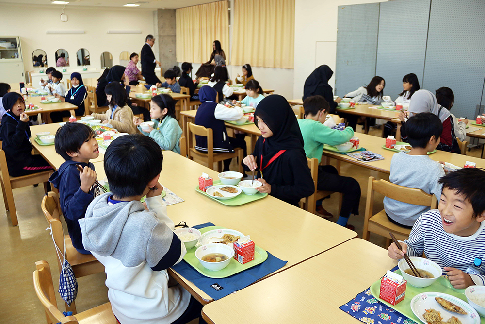 みんなで給食を食べている写真