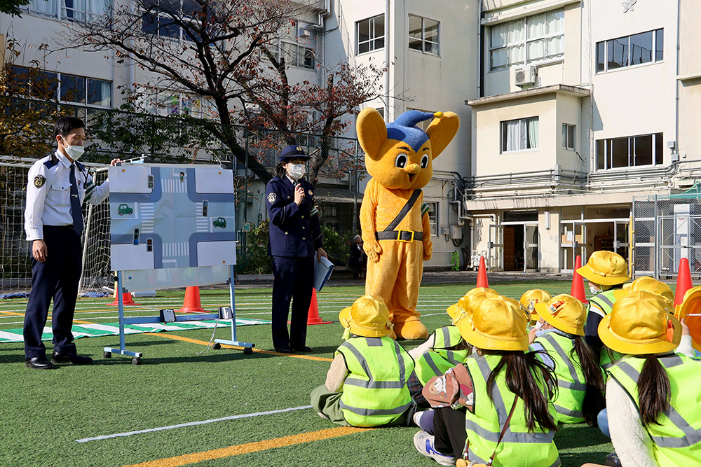 荏原警察署員とピーポくんによる講義の画像