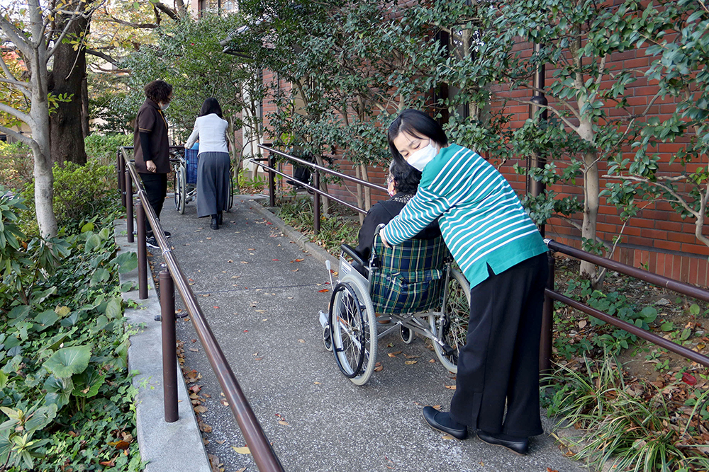 スロープを後ろ向きで歩いている画像