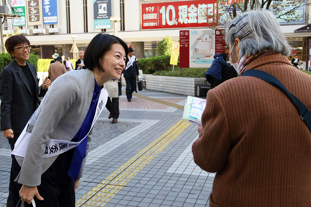森澤区長が街頭キャンペーンに参加している写真