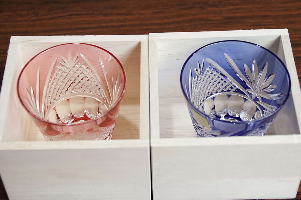 贈呈された江戸切子グラスの画像