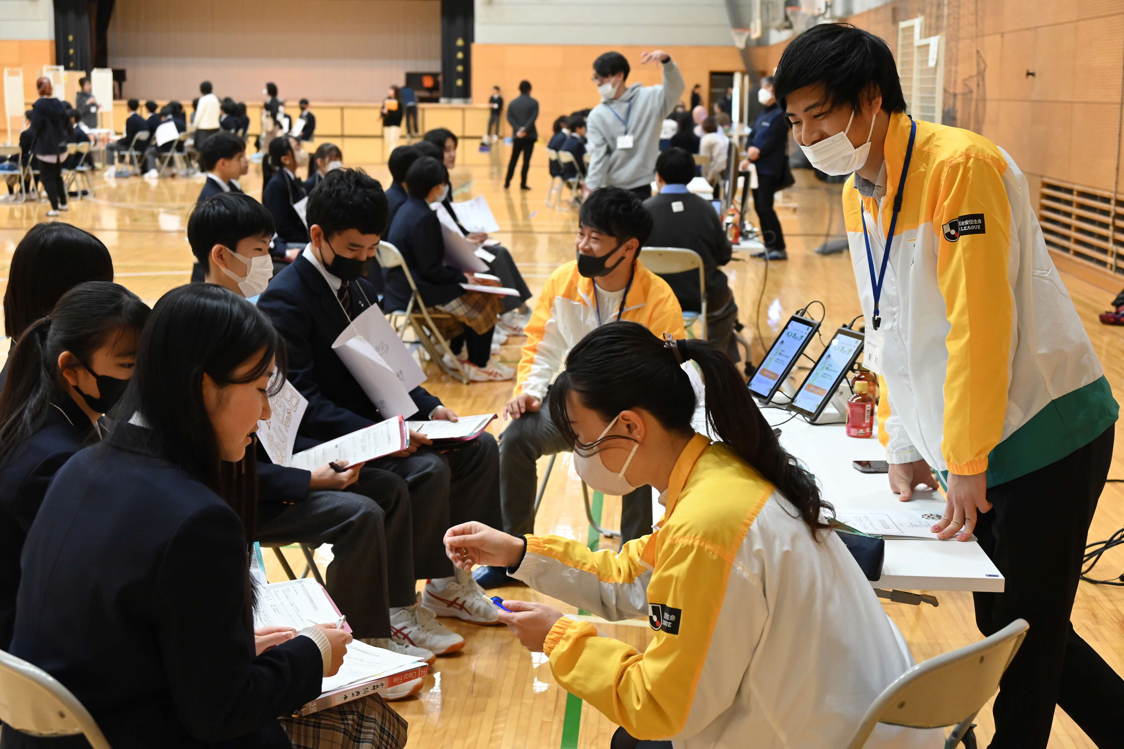 企業担当者と生徒の写真