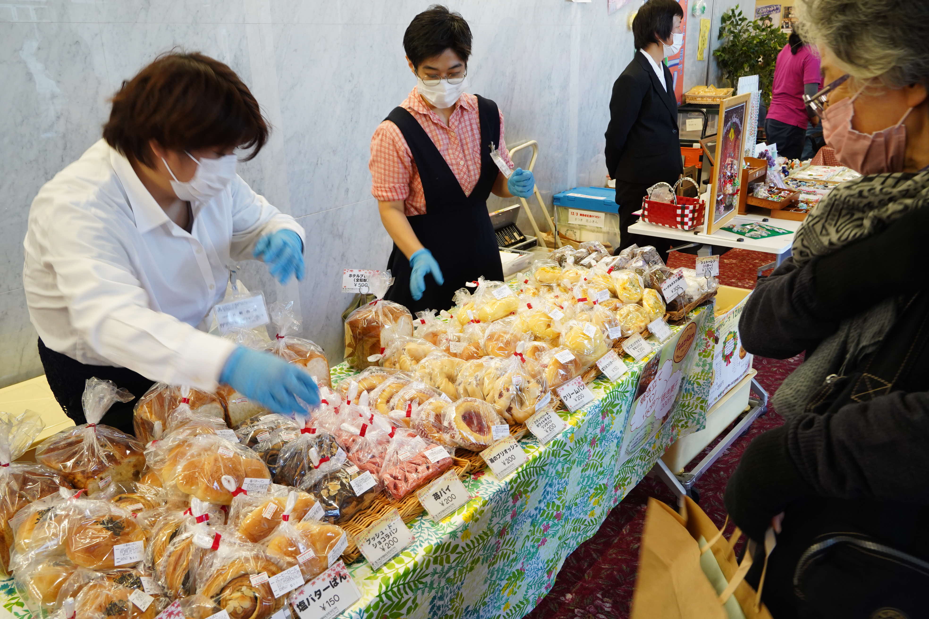 障害者施設による手作り品の販売の写真
