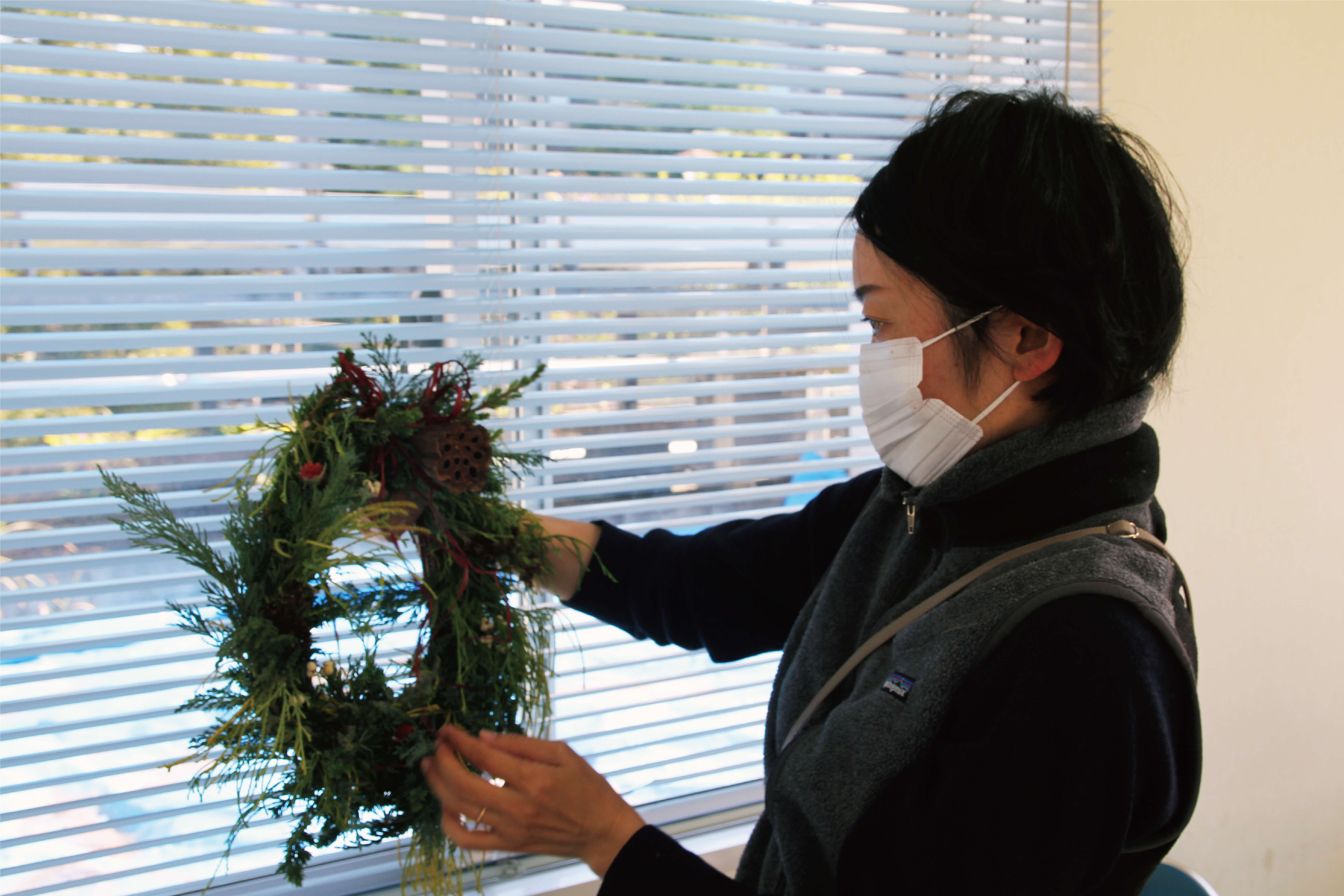 植物のバランスを考えている写真