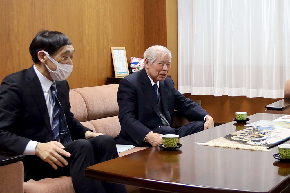 笑顔を見せている東京食肉市場株式会社の社長らの画像